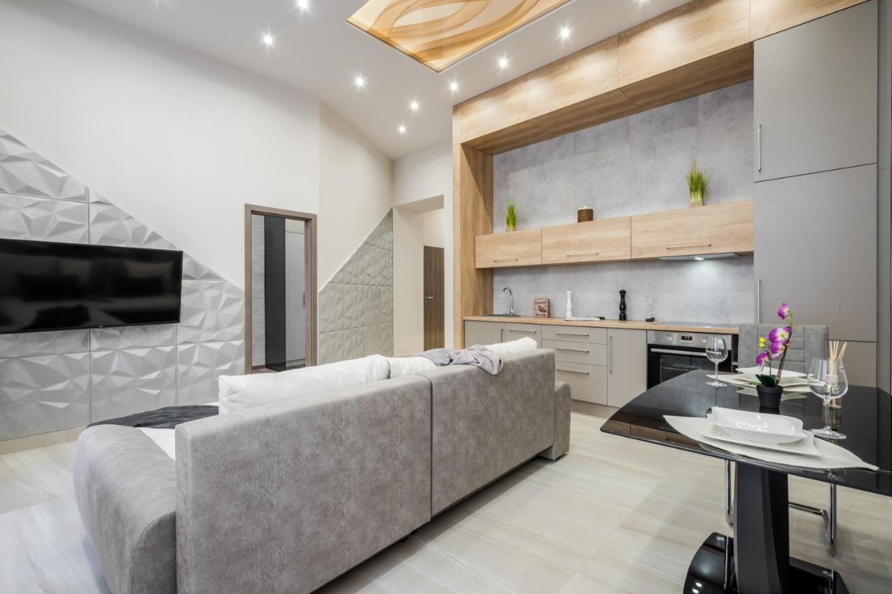 Central Comfort Suite For 6 By Oktogon بودابست المظهر الخارجي الصورة